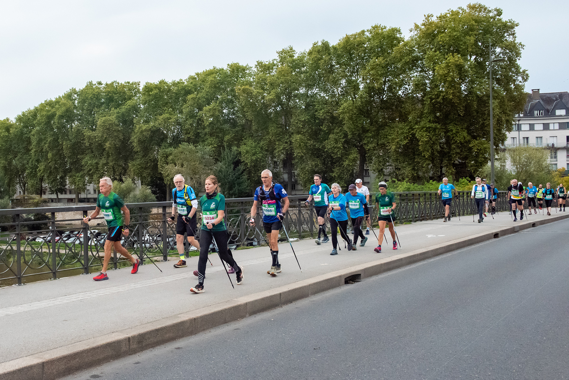 Marcheurs Nordique sur le pont Napoléon