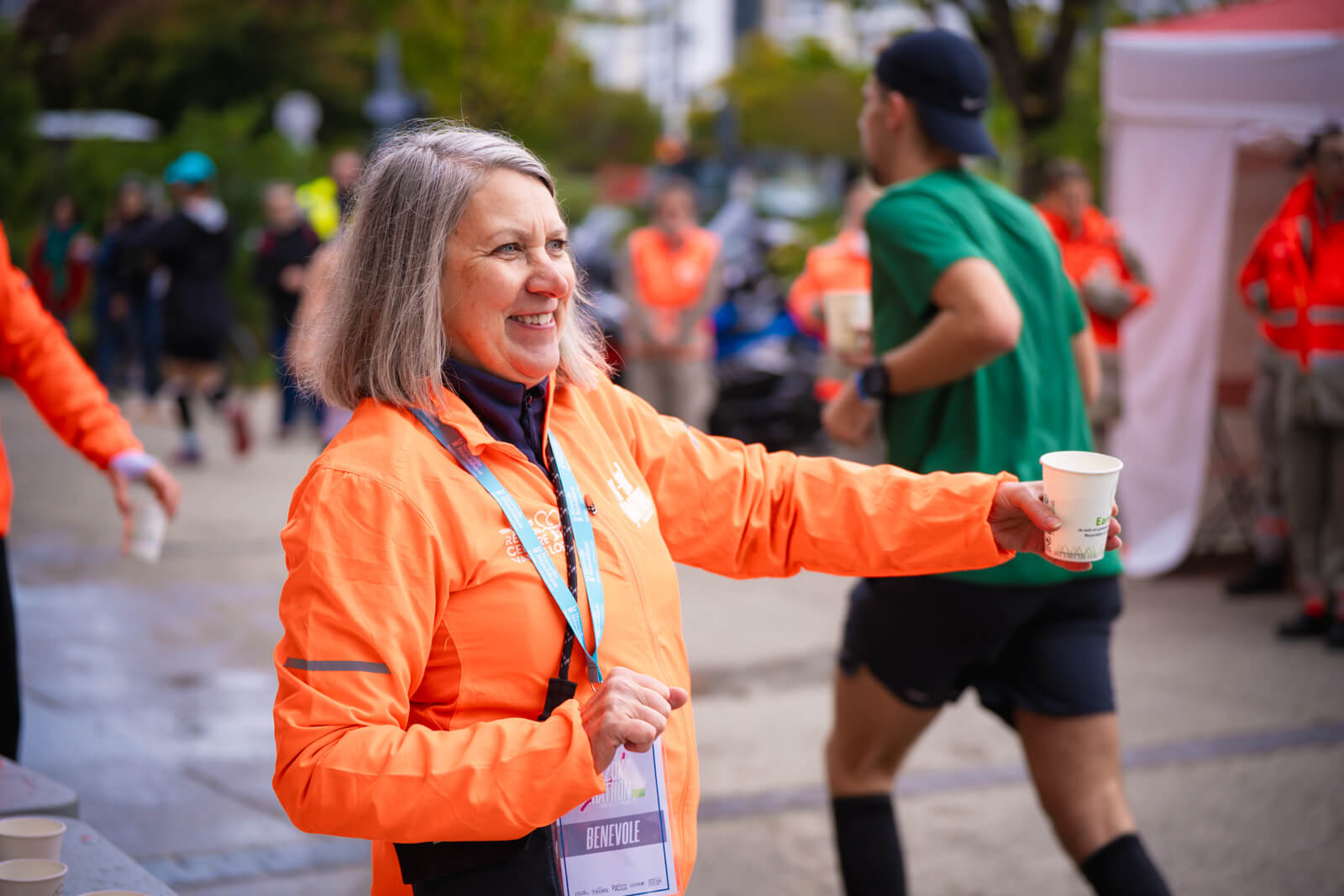 Photo bénévole tendant un gobelet
